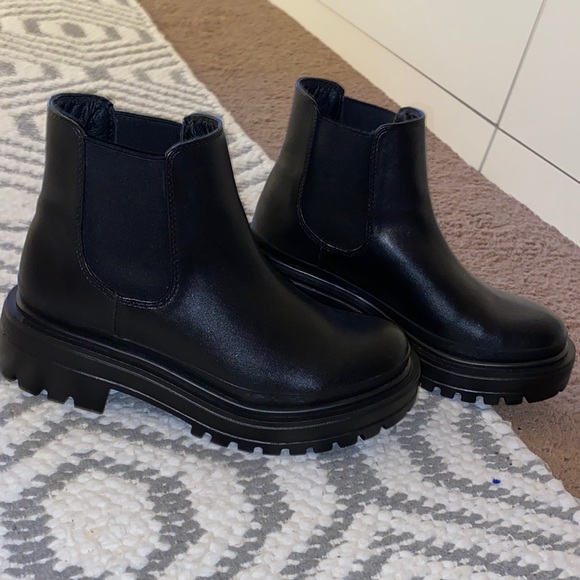 livv platform chelsea boot